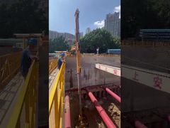 XCMG E310 รุ่นมาพร้อมกับ 25 เมตรสามส่วน telescopic boom และมี 2.2 เมตรเคียวบิก orang